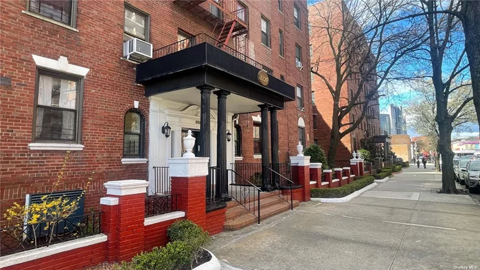 This is an expansive 1-bedroom co-op nestled in the vibrant heart of Flatbush Junction. The home features a generous living room, eat in kitchen, and ample storage! Effortlessly access transportation, shopping, dining, gyms, and entertainment options.