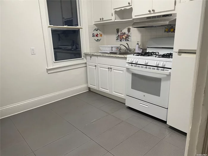 This apartment is in Excellent Condition , feature 1bedroom, Living room, Eating 1full Bath close all Transportation, Resorts World Casino, Restaurants ,