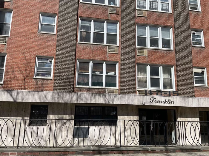 Coop Studio located in the heart of downtown Flushing,  the building has laundry room. close to all, within walking distance to stores, restaurant and subway station.
