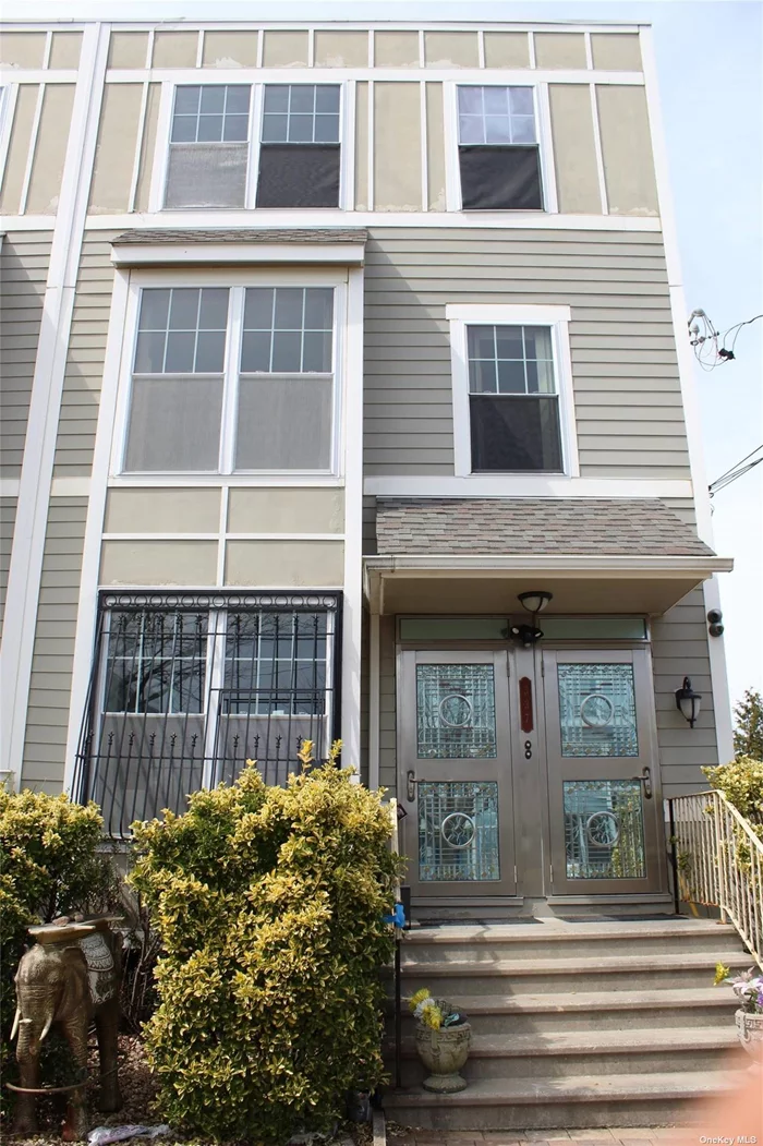 Beautiful duplex in Far Rockaway, Queens. 3 Bedrooms, 2 Full bathrooms, living room, dining room and an extra room. Backyard use upon request and approval. Shops, restaurants, beach and JFK airport nearby. Utilities are the responsibility of the tenant. Will not last!