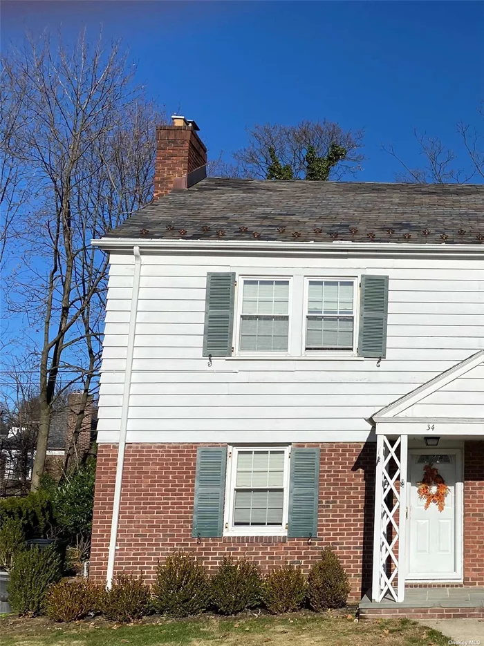 2 Bedroom, 2 Full Bathroom rental in the heart of Manhasset. Open Kitchen/Dining, Hardwood Floors, Basement, Laundry, Screened Porch, Patio, Close to Town, LIRR and Manhasset High School.