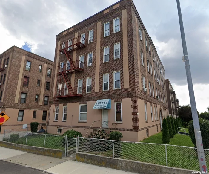 Completely renovated 1 bedroom 1 bath with all new finishes. Bright and spacious, plenty of windows and closets. Convenient location in prime flushing near shops, LIRR, buses and so much more!