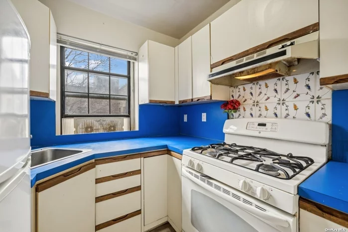 CO-OP! Kew Garden Hills/Flushing! 10% DOWNPAYMENT Minimum! SUBLETABLE ALLOWED after 3 Years with Approval! BRIGHT-SOUTHERN SKYLINE CORNER Top-3rd Floor/No Elevator! No Apartment Above! ... COZY-Corner True 1-Bedroom CO-OP! Garden Complex! Windowed Kitchen! Windowed Bathroom! Woodfloors! 4-Closets! Complex Building/Lower-Level Laundry Room. FT-PBB. Convenient! Located 1-Block to Main St/Union Turnpike Shopping Center! Supermarket! Drug Store and More! Local Bus to Subway, LIRR, Flushing, Kew Gardens, Forest Hills, Queens Blvd and more! Q20, Q44, Q46! Express Bus to N.Y. City- QM1, QM5, QM6, QM7, QM8 and More! TWO(2) SUBWAY STATIONS-Briarwood-Van Wyck and Union Turnpike Subway (EFMR)! Major Highways to LaGuardia/J.F.Kennedy Airport! Make it Your Next Home!