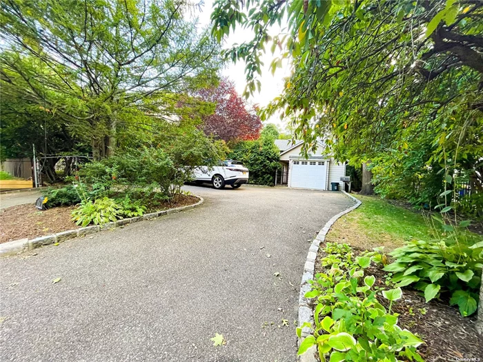 Charming, private, detached single family house with lovely yards. Access to the exclusive East Hills Park located just diagonally across. Zoned to the prestigious Roslyn School District. Mint condition, newly polished wood floors, full basement with newly installed floor-to-floor carpets.