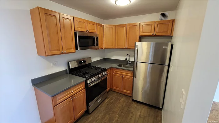 1 Bedroom located in Pelham Bay Towers features lots of light, parquet floors throughout, open views with a renovated Kitchen and bathroom, high ceilings & good closet space. It is located close to all shopping, #6 train, buses, close proximity to Manhattan. Pet friendly weight restrictions. 783 SHARES