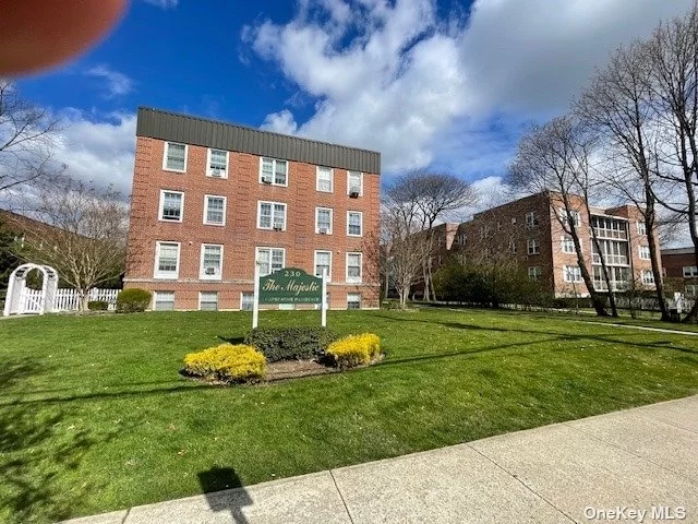 VERY SPACIOUS 1BR WITH HIGH CEILINGS, PARQUET WOOD FLOORS, STEP DOWN TO LIVING ROOM, DINING AREA (FOYER), MANY LARGE CLOSETS, LAUNDRY ON THIS FLOOR, PARKING AVAILABLE, WALK TO LIRR !!