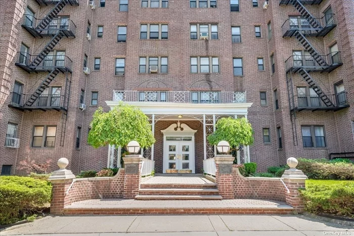 This first floor one bedroom Co-Op apartment with large rooms, has wood floors throughout with a sunken living room. Freshly painted, no refrigerator, Needs some TLC. Street parking. Located near all, transportation, grocer store, bank, restaurant, etc. Grand Central Pkwy,
