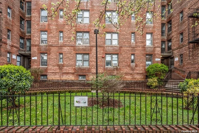 This great studio in the heart of Jackson heights features upgraded flooring and kitchens. Do not miss this opportunity to acquire a studio in this vibrant and dynamic neighborhood.