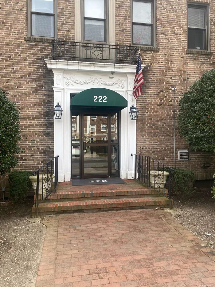 Beautifully renovated open concept condo unit in the heart of Garden City. Renovated Kitchen with Stainless Steel applicances including dishwasher, granite counter tops, new flooring and windows. Laundry is on first floor and storage is available for a charge. All that Garden City is known for, shopping and resturants plenty of parking and minutes from LIRR.