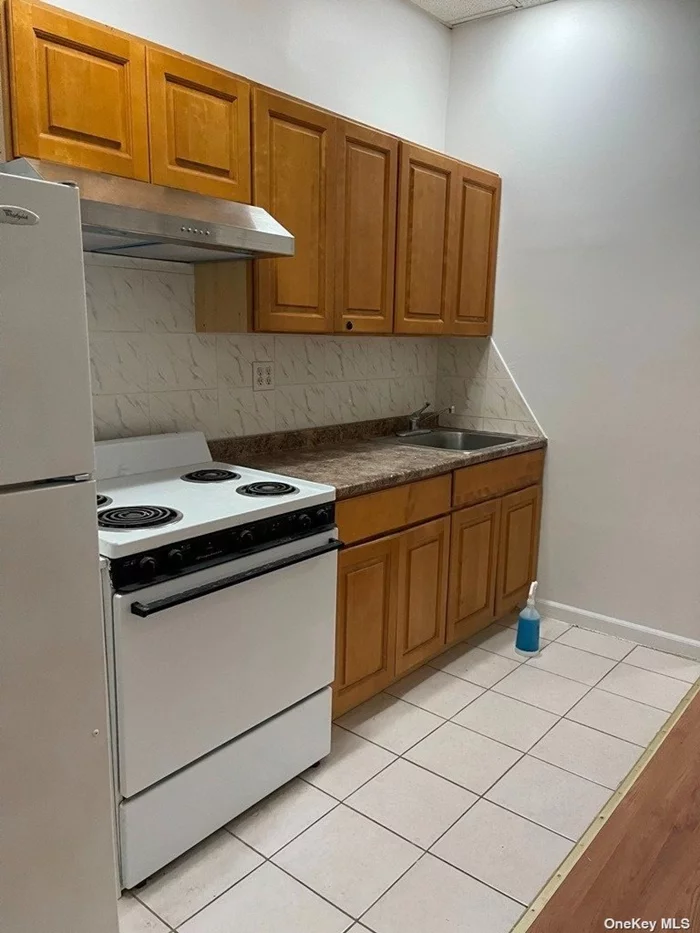1Bed Room, Northern Facing , Fresh New Paint, New Oven, Included all Utilities. (Electric, Heat, Gas, Water). Lirr, Bus Stop, Market, Bank, Coffee Shop, Restaurant, All Walk in. Very Convenience. Mix use Bldg.