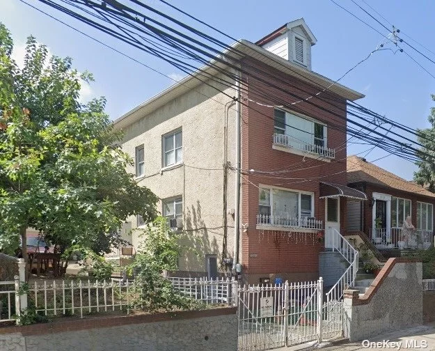 Great Investment Opportunity. Detached Brick 2 Family In Woodside. 3 Bedrooms Over 3 Bedrooms. Huge 40x100 Lot. Private Driveway And Garage. Close To Supermarket, Schools, Transportation, Etc. All Information Deemed Accurate However Should Be Independently Verified.