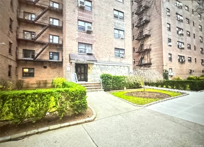 Gorgeous Linden Towers #2 is offering a beautiful One Bedroom Coop in the north of Flushing. 5th floor unit that facing east with lot of windows .few years new renovated with Diamond Condition!!  move in ready   hard wood floors, nice kitchen appliance , 3 years new elevator , nice size and layout , 1 B1B about $760 maintenance included water, Gas , electric , convenience to all , walk distance to bus to flushing , express bus to Manhattan , supermarket , school , post office , library .gym in the building , living super .MUST see!