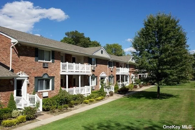 **Ask About Our Rent Specials*. $99 Sec.Dep Special*. Restrictions Apply** Private Entry, Spacious, 1 Bedroom 1 Bedroom Apartment. Separate Dining Area, Some With Tuscan Kitchen. Window Treatments. Terraces. Lavishly Landscaped Grounds. Walk To Shops & Lirr. Prices/policies subject to change without notice.