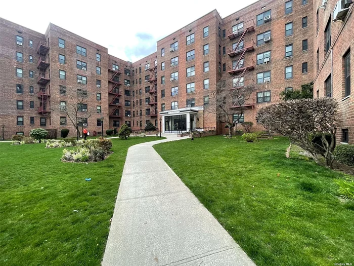 Spacious recently renovated one bedroom in the heart of Forest Hills. Heat and water are included in monthly maintenance. Very well maintained coop building is situated just around the corner from R and M trains to Manhattan and all shopping centers and other transportation.