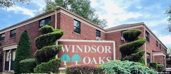 Wellcome to Windson Oaks Development Corner Apartment, On second Floor Unit , Updated Living room , window and Kitchen, Large Bedroom, Very Bright , Convenient Transportation, Close to shopping.