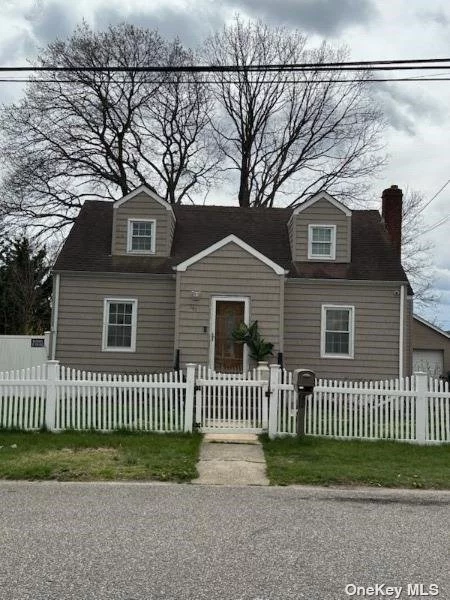 Charming cape home. Minutes to shopping, local parks, school and LiRR