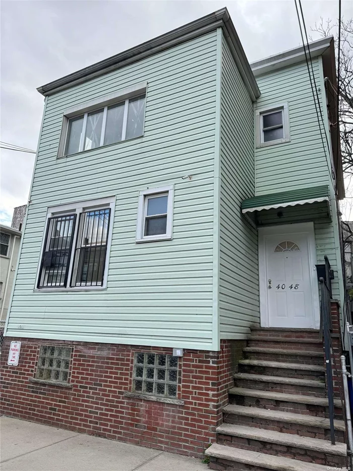 Woodside Prime Location 3-Bedroom & 1-Bath Apartment In House 1st Floor. Located near #7 train, L.I.R.R., buses: Q-18/32/53/70 (To LGA). Minutes from supermarkets, bars/restaurants, banks, pharmacies and more. BQE/I-278 to LaGuardia Airport or Manhattan. Tenant Pay All Utilities.