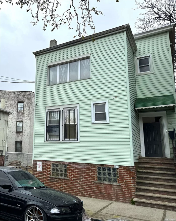 Woodside Prime Location 3-Bedroom & 1-Bath Apartment In House 2nd Floor. Located near #7 train, L.I.R.R., buses: Q-18/32/53/70 (To LGA). Minutes from supermarkets, bars/restaurants, banks, pharmacies and more. BQE/I-278 to LaGuardia Airport or Manhattan. Tenant Pay All Utilities.