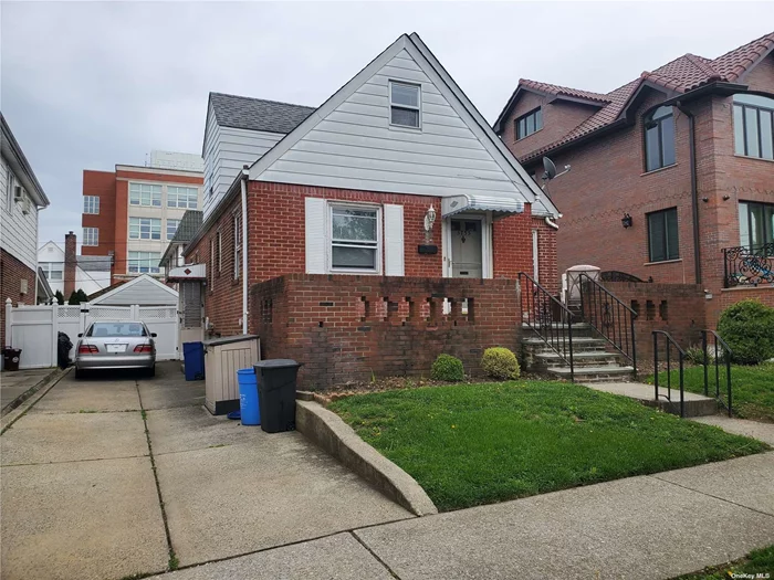 Private house for rent. excellent location,  walk to Kissena blvd  stores, Dunkin Donuts , restaurants, Queens college , bus Q24-34 , 17 and 88 ,  large bedrooms ! basement for storage ! huge wrap a round deck for the perfect BBQ ! 2 car driveway,  hardwood floors thru out,  excellent condition !