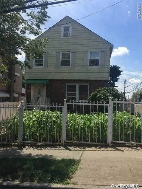 2 corner family for sale. 1st fl: 3 bedrooms, living room, kitchen and bath. 2nd fl: 3 bedrooms, living room, kitchen and bath. Full finished basement. Boiler room, and water tank. Close to Grand Central Pkwy, La Guardia Airport, Stadium, Super Market, School.