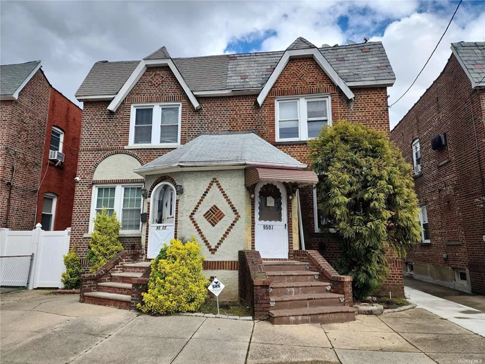 Come and See this Brick Townhouse with 3 beds and 1.5 bath , full basement. Located in Floral Park Schools. Close to Shopping Transportation and major roadways
