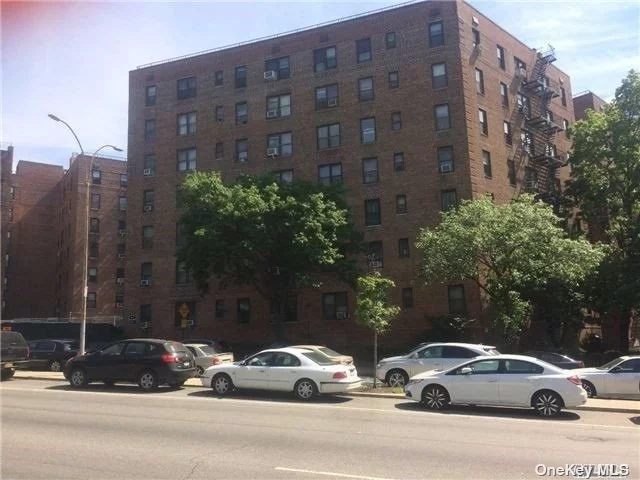 Great Development In Queens , Surrounded On Three Sides By Forest Park. O Low Maintenance Includes All Utilities O Close To Golf, Tennis, Running Track, Cross Country Trails, Bicycle Trails O Near To Train, Buses, Schools . O 100% Owner Occupied WALL TO WALL CARPETING WITH PADDING IS MANDATORY! or sound proofing floor