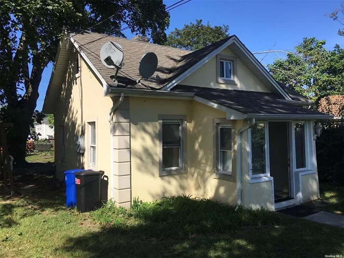 Charming 1-family home just a few blocks from the LIRR Freeport station. With 2 bedrooms and 1 bathroom, it offers a perfect home on a quiet street. Great opportunity for investors!