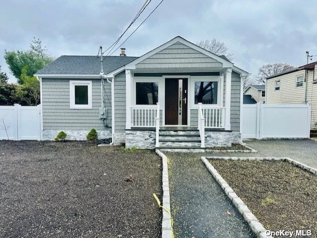 AMAZING HOME DIAMOND ++++ 3 BR 2, FBTH OPEN FLOOR PLAN FULL BSMT. COMPLETE RENOVATION START TO FINISH SPRAY INSOLATION MANY ENERGY EFFICIANT APPLIANCES WINDOWS DOORS. THIS PROPERTY IS EASY SHOW CALL ME.
