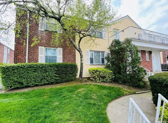 Beautiful 3 Bedrooms, 2 Full Baths Duplex Parkridge Condominium unit in Oakland Gardens. Central A/C, washer & dryer in unit, and 1 parking space.