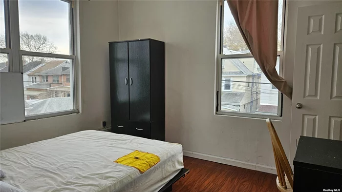 3 bedrooms 2 full baths with furniture 600 Sq. feet apt. . Close to St. John , Queens College , supermarket and publics transportation. Tenant pays all the utilities except water. Income and credit check.