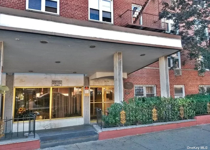 1 bedroom co-op apartment located in flushing.great loction!hardwood floors throughout, full bath, laundry and elevator in building, live-in super.A must see!