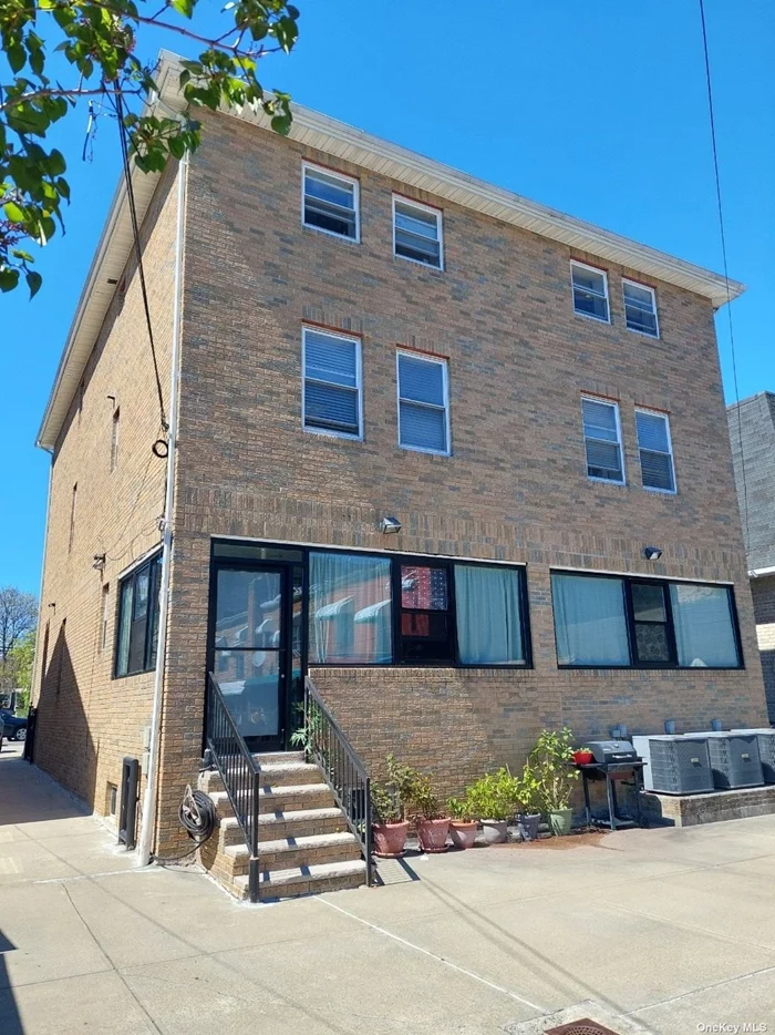 2005 Built, Well maintained Medical Building , Near Northern Blvd 1.5 Block,  7 Parking. Full Leased.    * OWNER MORTGAGE AVAILABLE