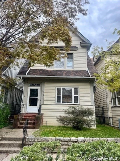 Detached 2 Family Colonial Home in N. Richmond Hill. Lg yard, quiet one way street. Lots of light and tons of charm. Make this house your forever home. Natural woodwork, stainglass windows and spacious rooms. Close to Forest Park, 20 min ride to Rockaway Beach steps from the J line.