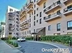 Mint 1 Bedroom, 1 Bath with Terrace. Doorman Building. Parking, gym and pool. W/D. Club Fees apply.