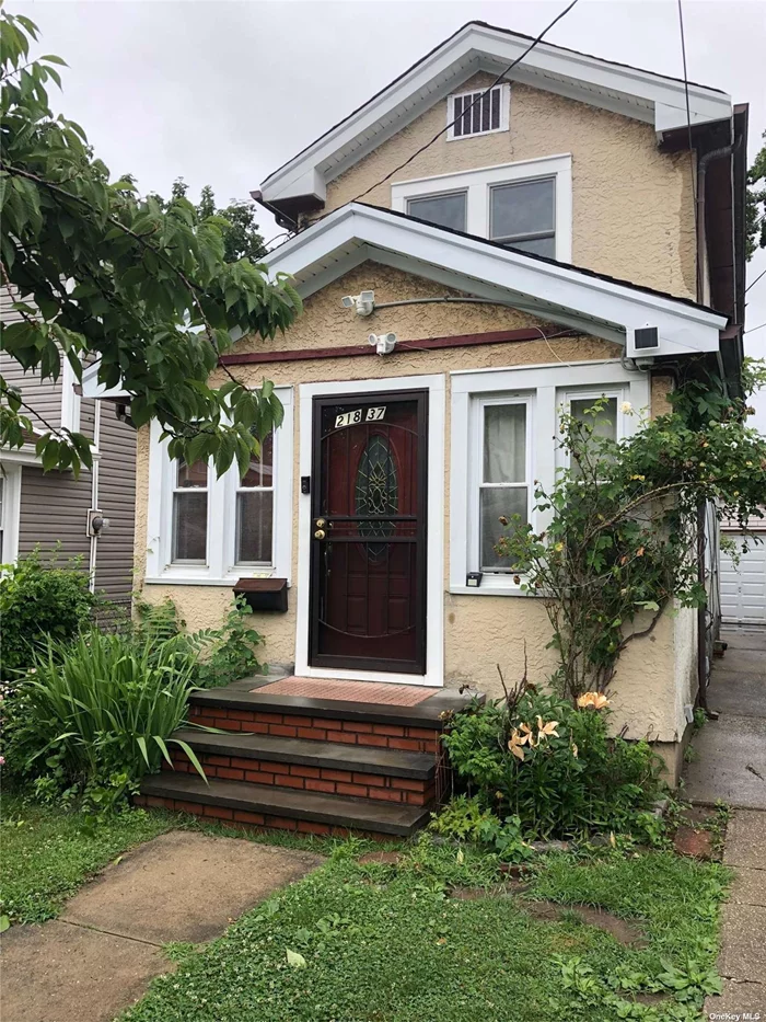 EXCELLENT HIDDEN GEM. STARTER HOME OR DOWNSIZING THIS IS A DREAM HOME. LOCATED INA CUL-DE-SAC QUIET TREE-LINED STREET WITH SIMILAR PROPERTIES YET CLOSE TO PUBLIC TRANSPORTATION, SHOPPING SCHOOLS, HOUSE OF WORSHIP, WALK TO THE LONG ISLAND RAILROAD. CONVENIENT TO ALL