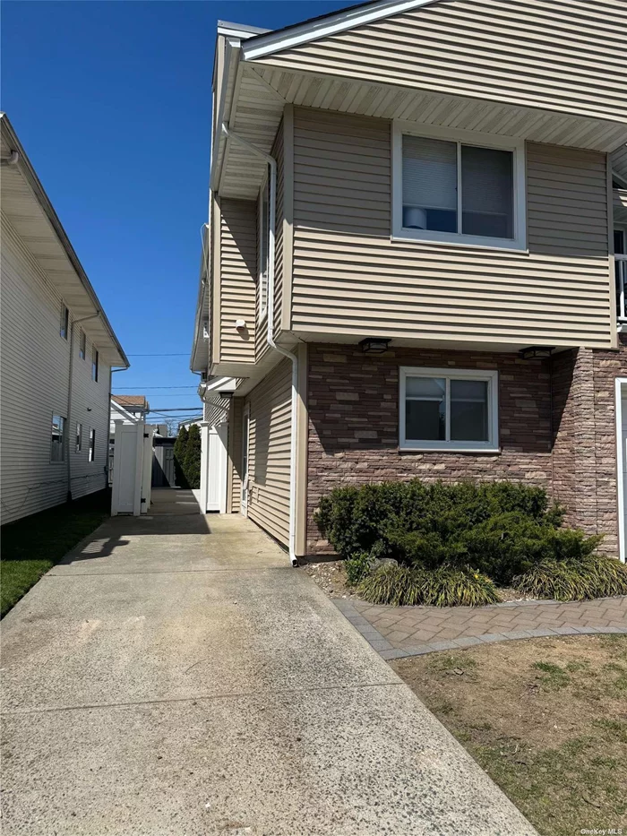 Long Beach, NY - 3 bed/2 full bath lower unit with driveway parking and in unit laundry. New flooring and freshly painted. Fenced in yard shared with upstairs tenant. This spacious apartment is ready to be your next home!