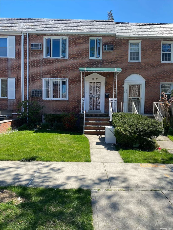 Fresh Meadows whole house for rent! Three bedrooms, two living rooms, two parking spaces, basement, washer and dryer, good school district, good living environment, convenient transportation.