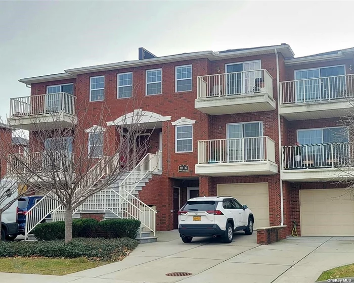Beautiful spacious 1 bedroom condo in Powells Cove Estates, Energy Star rated. Central air conditioning and heat, hardwood floors, walk-in closet, laundry in unit, and pets-friendly condo-garage with long driveway(2 Cars). Close to transportation, shopping center, school, and MacNeil Park.