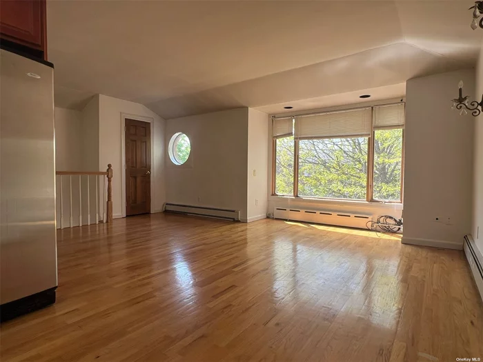 Beautiful 2nd floor apartment with huge balcony on the rear. It features 2 bedrooms 1 full bathroom. Living room , kitchen with skylight. Close to Northern BLVD and LIRR. Convenient to all! Need credit check and verifiable income. No pet No smoking please!