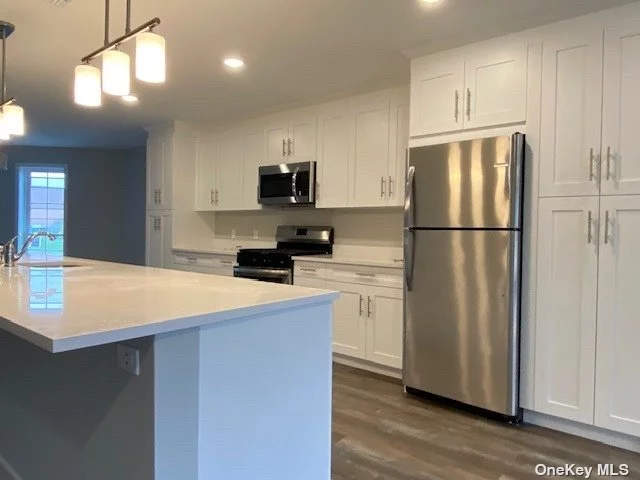 Brand new luxury apartment complex featuring high end quartz kitchen countertops and SS appliances with gas stove. Tile kitchen and bathrooms and wall to wall carpeting in bedroom. 2 bedrooms, 2 full baths, loft, washer / dryer and a fitness center. One month FREE rent.