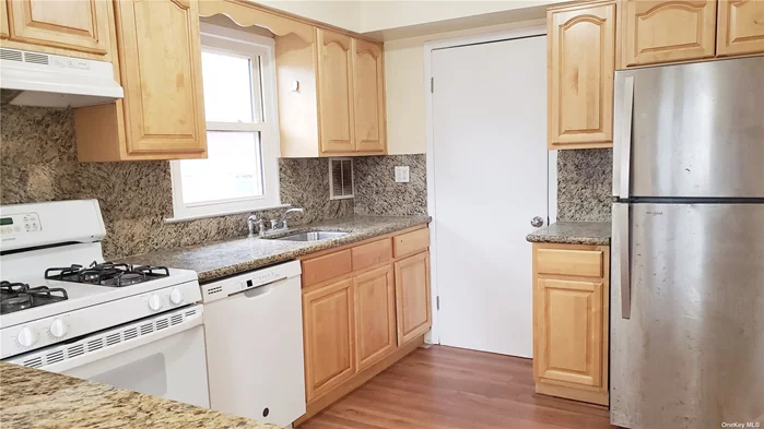 Duplex, Wood Floor, Easy to commute to NYC(LIRR, BUS), Near Park of Little Bay and Fort Totton, Ideal location for Jogging and Biking along riverside, Furnished with Wash & Dryer, Two Cars Parking space on the driveway. Available NOW!