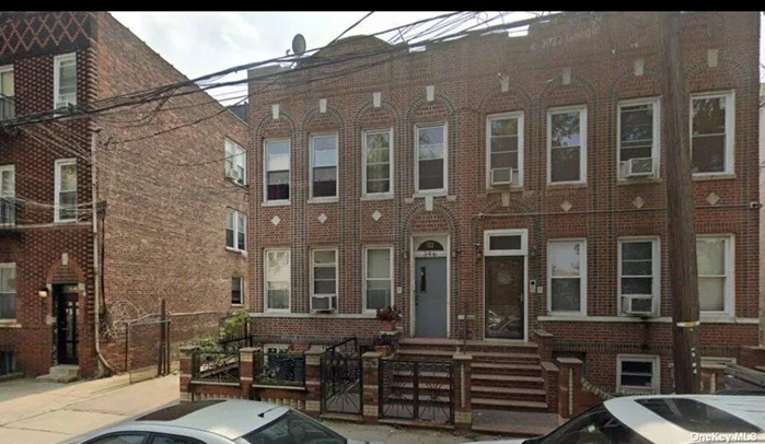 BEAUTIFUL FIRST FLOOR 2 BR APARTMENT, LARGE KIT/DR, LR FBTH, 2 BRS CLOSETS, HEAT INCL.