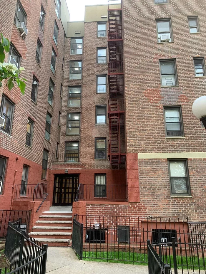 Nice studio apartment located in Flushing NY. Open-style kitchen and convenient location!