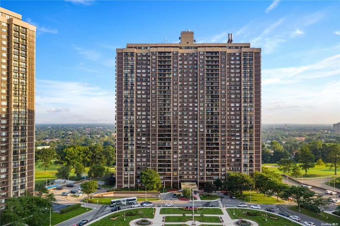 Brand New to Market! Grand foyer with long, wide living room. Spacious eat in kitchen with formal dining room, 1 palatial bedroom with 1.5 designer baths. Large terrace overlooks NYC, water and bridges. An unforgettable home!!!