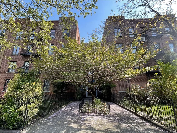 Spacious lovely 2 bedroom unit with brand new stainless steel appliances and new Navient Combi Boiler/Hot water heater (2024) . Restored gorgeous hardwood throughout as well as Eastern and Southern light through six large windows. Close to trains, parks and restaurants!