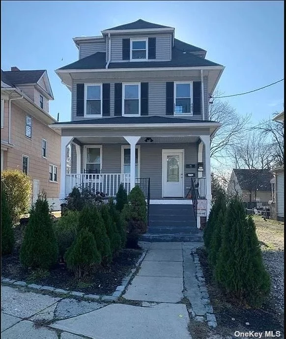 5 bedrooms apartment including living, Kitchen and one bathroom in a convenient location close to bus stops, shops, restaurants, Hospital and New England Thruway highways.