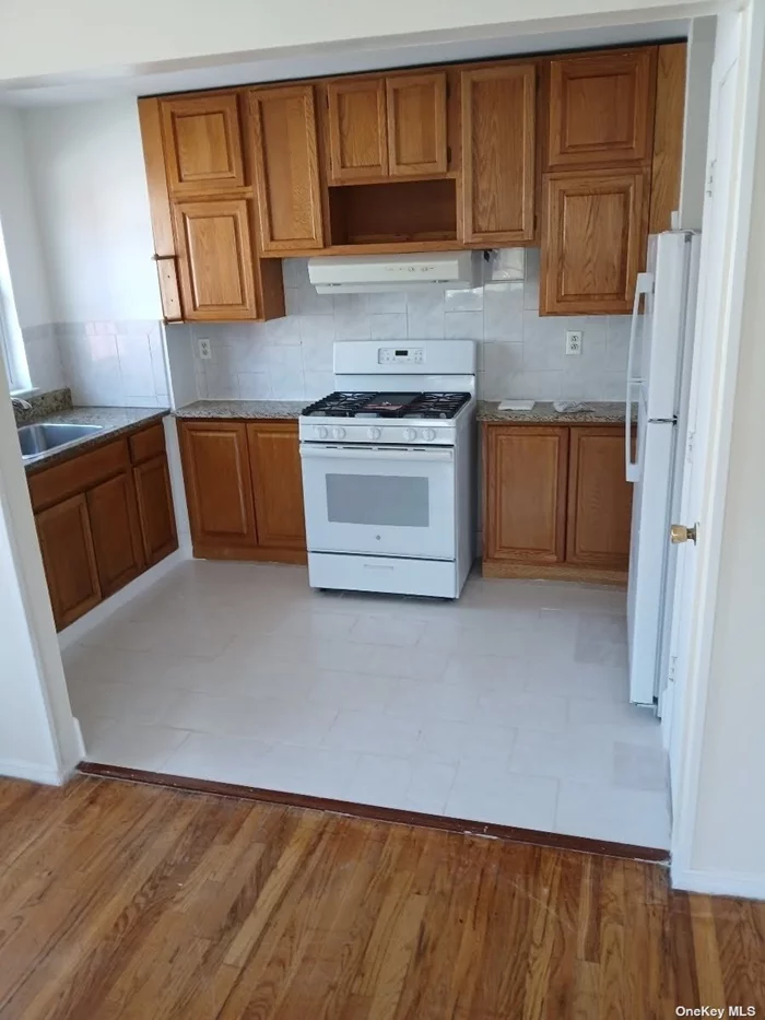 Beautiful 3 Bedroom Apartment in Jamaica, Queens. Close to Public Trasportation including the LIRR (one stop away from the New UBS Arena) and the JFK Air Train. Near Shops and Recreation as well!