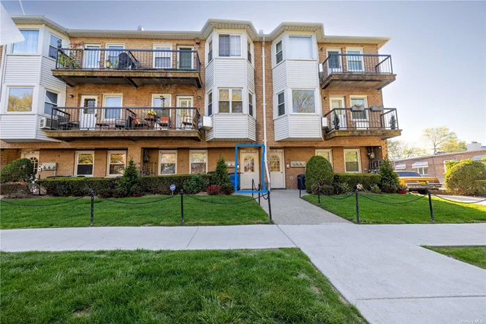 Beautiful and Spacious 1032 Sqft (approx.) Condo, 2 Bedrooms, 3 Bathrooms, 1 CAR Garage, Laundry, finished basement/lower level with OSE, Near Public Transportation.