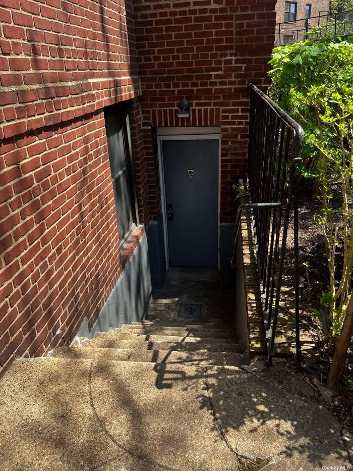 This is a large 2BR apt. with lots of closets, washer/dryer on premises. Close to transportation, Q41, Q44 & Q37, E & F Trains, There&rsquo;s a Police Station at the Briarwood train stop. Property managed by A. Michael Realty Corp.