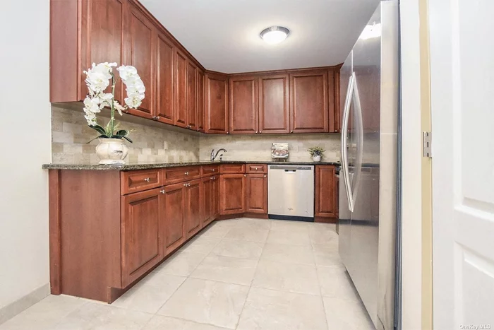 This Beautiful Unit Features An Open Floor Plan With A Granite Kitchen, Stainless Steel Appliances, Central Air, And A Balcony. 1 Car Parking Spot Under Ground, Laundry Room, And A Fitness Center. Conveniently Located Close To Town and Transportation As Well As Shopping, Dining, Beaches, And Golf. Pictures Are Not Actual Unit.